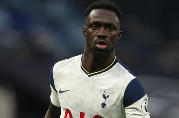 El defensor central colombiano juega actualmente en el Tottenham de Inglaterra.