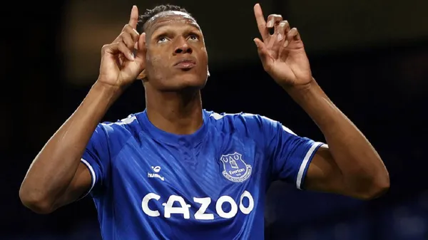 El defensor central de la Selección Colombia tiene otras prioridades además de su carrera como profesional.