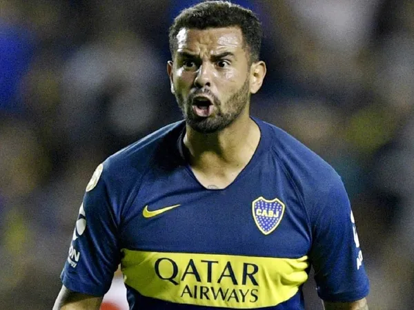 El defensor central pateó fuerte al medio y convirtió su tiro en la definición del Superclásico.