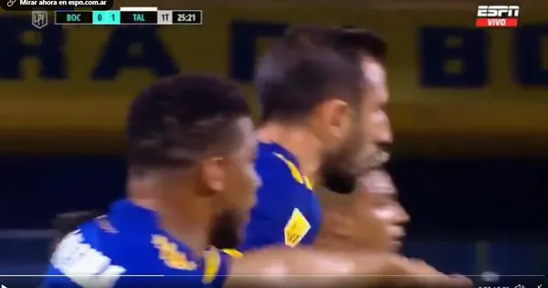 El defensor colombiano le pegó un cachetazo a Carlos Izquierdoz tras una fuerte discusión.