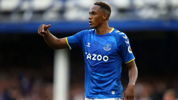 El defensor ha estado más veces por fuera que en el campo disputando minutos y eso hizo hablar a esta leyenda del Everton.