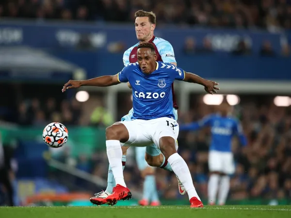 El defensor registra 3 de los 4 encuentros jugados en Premier League 2021/22 con una destacada cuota de participación