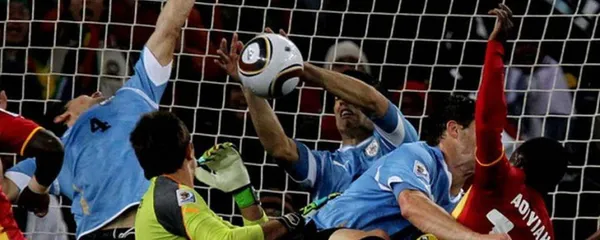 El delantero de Atlético de Madrid fue protagónista en el juego de cuartos de final de la Copa del Mundo 2010.