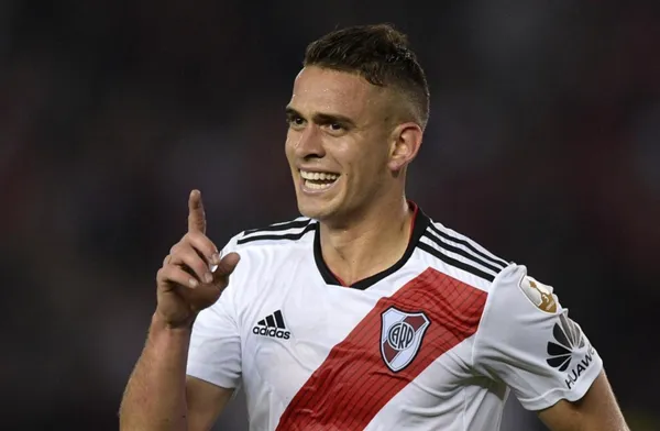 El delantero centro colombiano analiza sus opciones y en paraelo sube de precio.