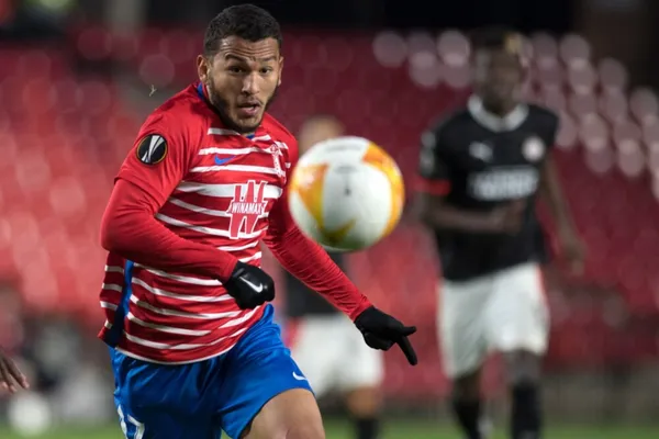 El delantero colombiano estuvo presente en la victoria de Granada ante Alavés en España.