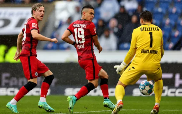 El delantero colombiano Rafael Santos Borré salió otra vez como titular en el partido del Eintracht Frankfurt contra el Arminia, en lo que fue la tercera jornada de la Bundesliga, partido que terminó empatado a un gol. Sin embargo, Santos Borré no pudo anotar en su tercera oportunidad y sumó el tercer partido sin conocer la victoria. Rafael ha recibido muchas críticas por parte de la prensa especializada y de los hinchas del club alemán; estos últimos piden que justifique su salario mensual de $167 mil euros. Hay un análisis que apunta a que Santos Borré presenta un problema que imposibilita su juego.