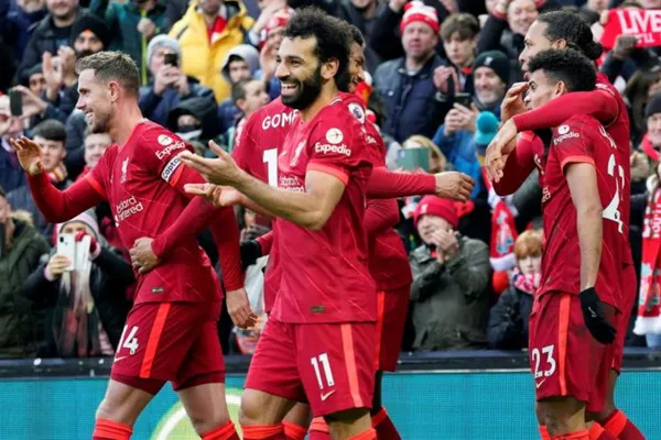 El delantero colombiano se destacó en el partido de Liverpool ante Norwich y uno de los referentes tuvo un noble gesto con el guajiro.