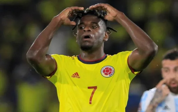 El delantero colombiano volvió a demostrar que la Selección Colombia le quedó grande y por ese fallo garrafal se perdió la única oportunidad de ganar.