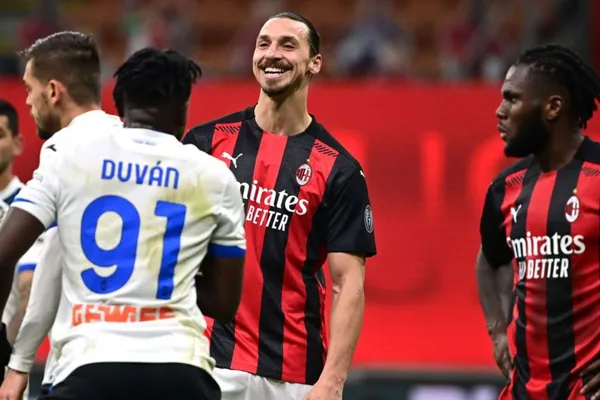 El delantero del Milán tuvo un enfrentamiento con el colombiano donde se burló del jugador.