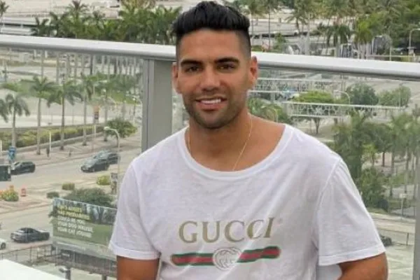 El delantero del Rayo Vallecano terminó la temporada con el club y aprovecha para viajar junto a su familia.