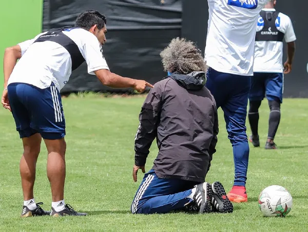 El delantero estrella del Embajador protagonizó un divertido blooper con el entrenador colombiano.