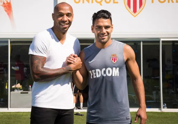 El delantero francés Thierry Henry tiene una especial amistad con un delantero colombiano y no es Radamel Falcao.