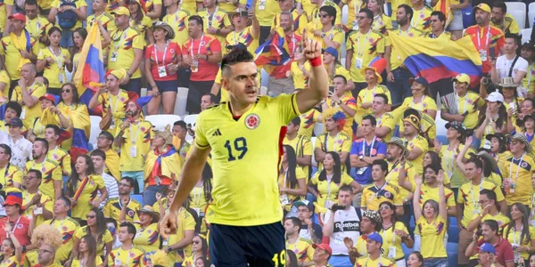 El delantero de la Selección Colombia, Rafael Santos Borré, tuvo un lindo gesto con los aficionados que están en Chile.