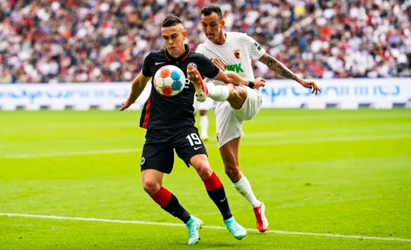 El Diario Bild fue severo al analizar el trabajo que viene haciendo Rafael Santos Borré y no perdieron la oportunidad para hacer comentarios sobre su rendimiento en el último partido que hizo contra el Augsburgo, donde empataron a cero goles, en la segunda jornada de la Bundesliga de Alemania. Santos Borré según la prensa especializada está desconectado del juego asociativo de su equipo y luce lejano a las expectativas con las que fue contratado en este mercado de pases.