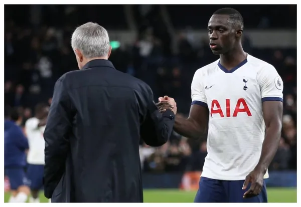 El director técnico de Tottenham le brindó su apoyo al defensor central colombiano.