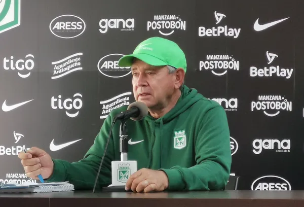 El DT de Atlético Nacional dio un adelanto de lo que prepara el equipo para enfrentar a Santa Fe en pocos días.