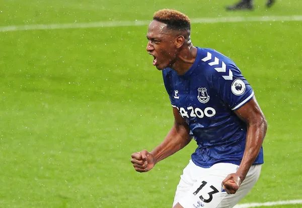 El DT de Everton dio detalles del regreso del defensor colombiano.