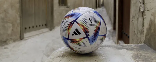 El ente del fútbol mundial dio a conocer el balón oficial de la Copa del Mundo, con Lionel Messi como imagen publicitaria.