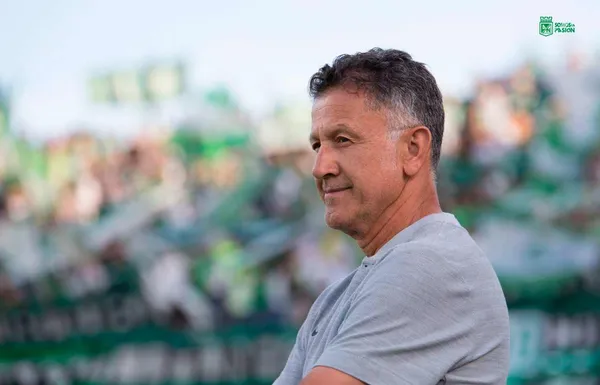 El entrenador colombiano está cerca de firmar con el club Escarlata.