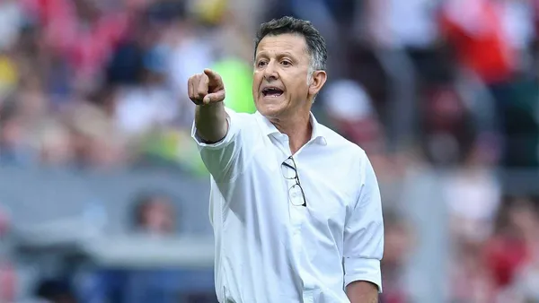 El entrenador colombiano le pasó la pelota a los dirigentes del club Escarlata.