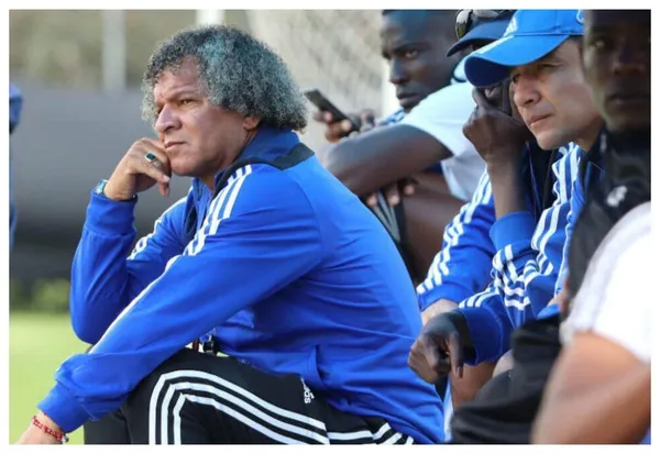 El entrenador del Embajador debe optar entre dos futbolistas para enfrentar al Verdolaga.