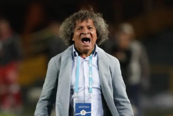 El entrenador se mostró en desacuerdo con la decisión del árbitro central.