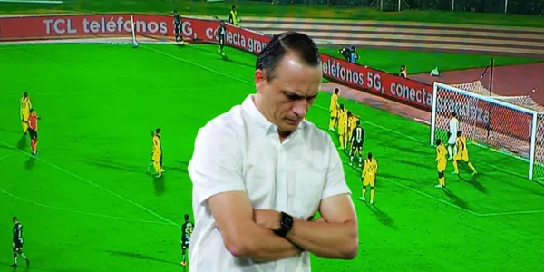 El estratega Alejandro Restrepo recibió un golpe durísimo por parte de un jugador de Independiente del Valle.