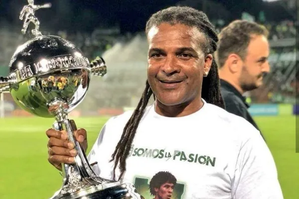 El exfutbolista se destacó en Atlético Nacional donde ganó la Copa Libertadores y fue uno de los goleadores del equipo.