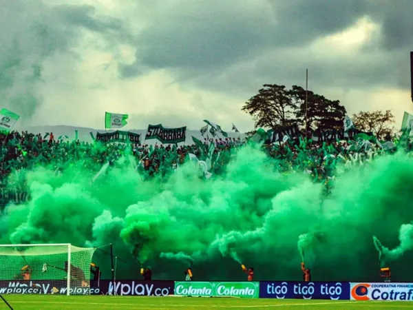 El fútbol colombiano vive un bajón en la calidad, pero su hinchada continua fiel, llenado de color las gradas.