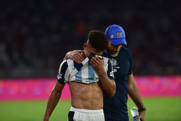 El futbolista de Colombia entre lágrimas se retiró del terreno de juego, parece una grave lesión. Se podría perder la próxima jornada eliminatoria.