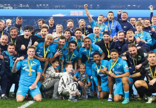 El futbolista colombiano es una de las figuras de su club, donde jugó en la última temporada como defensa central o mediocampista.