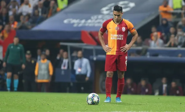 El Galatasaray de Turquía ya le dijo a Radamel Falcao que debe marcharse del club lo antes posible. Sin embargo, el entrenador del club turco ha optado por convocar a Falcao a todos los juegos posibles antes de que se vaya del equipo. Falcao ha sido convocado a los 3 últimos juegos, solo viendo 35 minutos en total. La salida de Radamel aún no está tan clara.