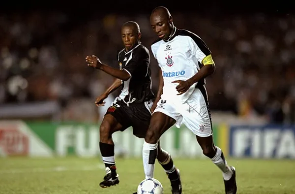 El goleador y capitán de Corinthians, quien recientemente sufriera un accidente de tránsito en Cali, es parte de este selecto grupo del club