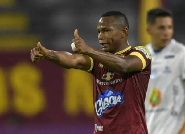 El Gremio de Brasil quiere fichar a Jaminton Campaz y según la periodista Salomé Fajardo, los brasileños le ofrecieron $3 millones de dólares al Deportes Tolima por el 80% de los derechos deportivos de Campaz. La directiva del cuadro “Pijao” analiza la oferta porque se aproxima a lo que esperaban a cambio del jugador, solo habría un impedimento para su venta.