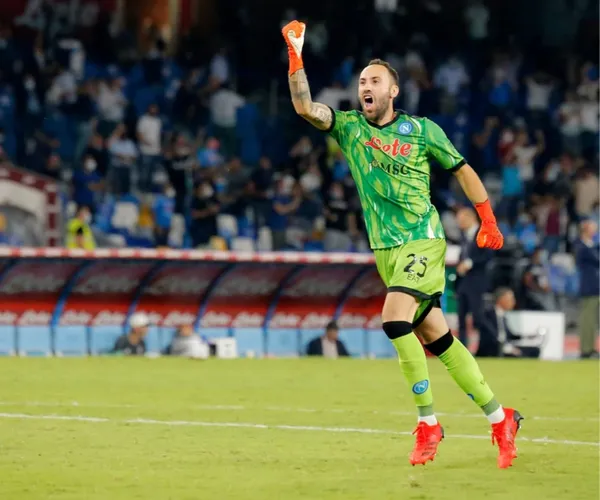 El guardameta recuperó la titularidad después de la eliminación del Napoli en Europa League.