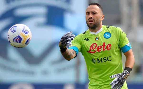El Inter de Milán le ofreció a David Ospina la posibilidad de irse a jugar con ellos para la venidera campaña, la propuesta sería un salario anual de $1.2 millones de euros y un contrato a 3 años. Para el Inter de Milán sería un fichaje a bajo costo porque tienen a otro portero en mente que es tres veces más caro que Ospina. David estudia esa oportunidad que inicialmente no es tan favorable pero que le interesa por un detalle.