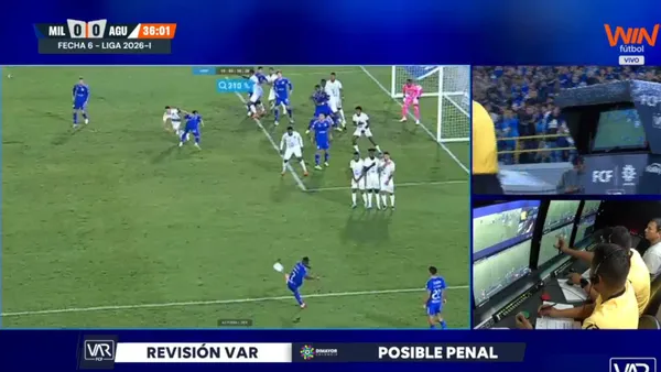 El juez del compromiso revisó en el VAR la jugada y lo anuló por falta previa.
