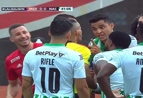 El jugador de Atlético Nacional se alcanzó a ver bastante molesto por el arbitraje y termino pagando caro al no controlar sus emociones.