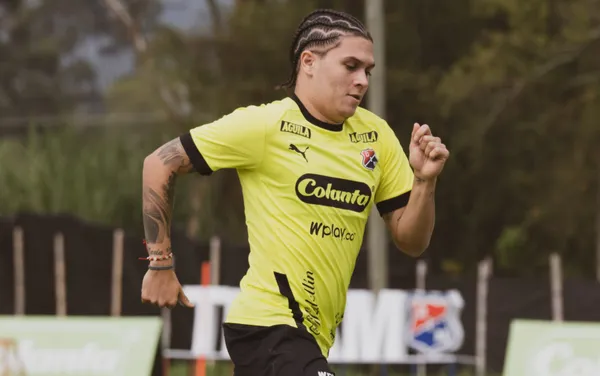 El jugador colombiano estaba en Medellín paseando con su lujoso Ferrari y pendiente de temas vinculados al entretenimiento; por ese motivo Rueda le llamó la atención y lo mandó a entrenar.