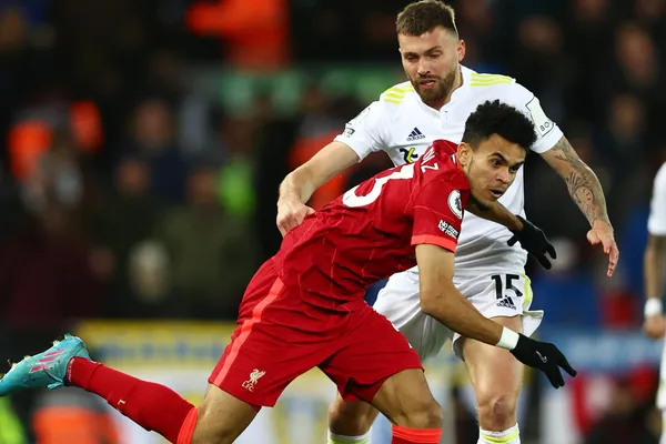 El jugador colombiano fue titular ante Leeds y salió ovacionado del estadio de Anfield en el partido disputado por la Premier League.