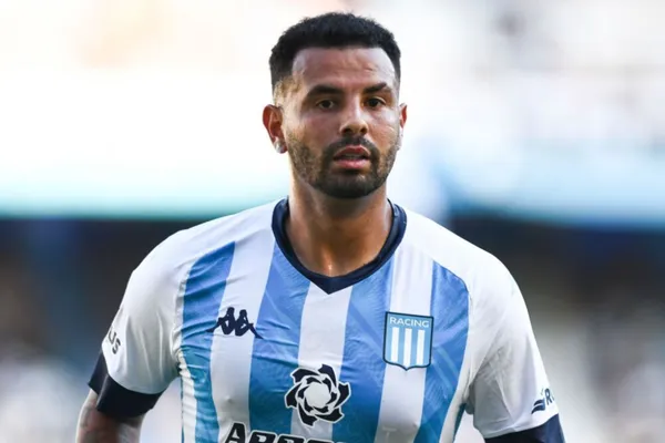 El jugador colombiano llegó esta temporada a Racing tras su paso por Boca Juniors y perdió una gran oportunidad con el xeneize.