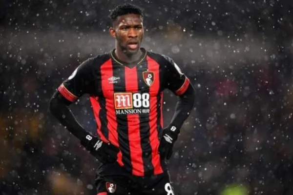 El jugador del Bournemouth estuvo presente con su equipo ante Nottingham Forest en la segunda de Inglaterra.