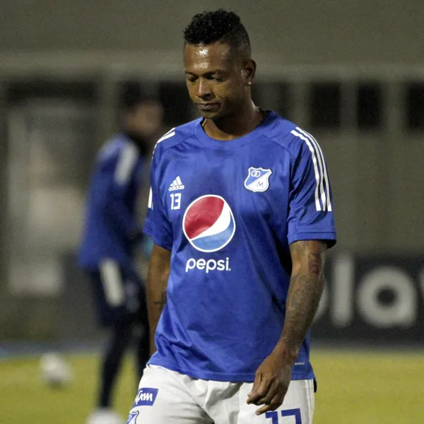 El jugador del Embajador recibió el mejor gesto de uno de sus compañeros de equpo.