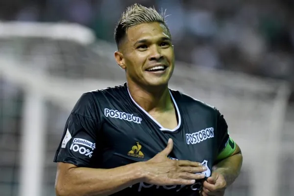 El jugador y referente del Deportivo Cali estaría alerta ante la llegada de un experimentado delantero que ya vistió la camiseta del cuadro azucarero.