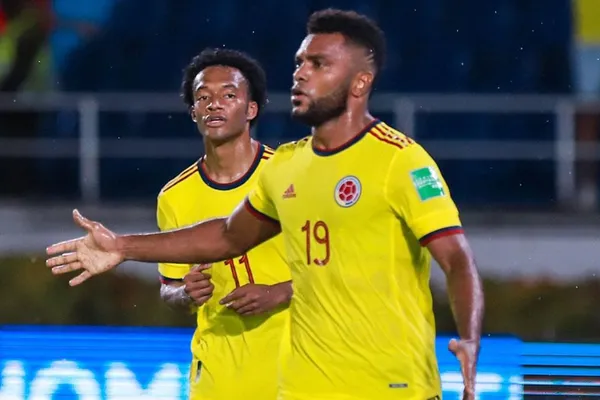 El lateral colombiano que milita en Juventus tuvo una de las calificaciones más altas en el partido ante los incas.