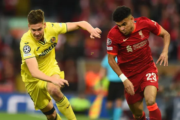 El lateral del Villarreal sufrió en el partido ante Liverpool tras enfrentar al colombiano y habló sobre el partido de vuelta que se jugará en España.