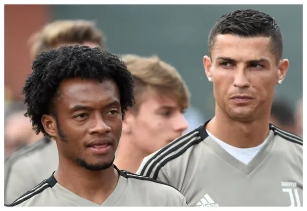 El lateral derecho colombiano superó al goleador portugués en esta estadística en Juventus.