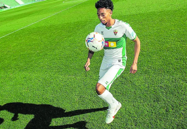 El lateral izquierdo colombiano es una de las figuras del Elche CF de España y espera que Rueda lo perdone para poder volver a la Selección Colombia.
