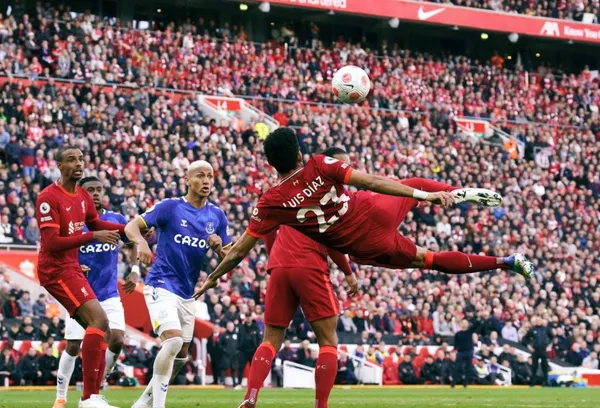 El Liverpool en las redes sociales compartió un vídeo donde aparece la acrobática jugada de Luis Díaz contra el Everton.