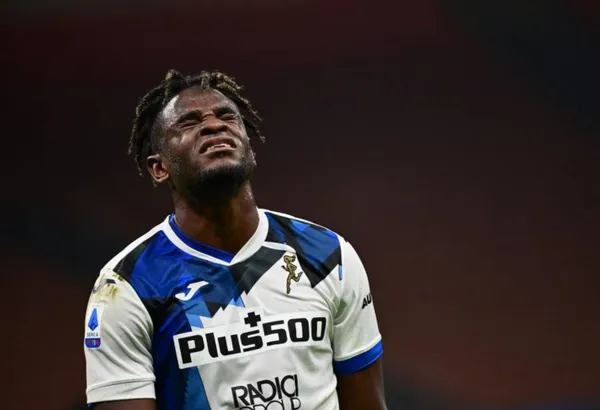 El medio italiano L'Eco di Bergamo confirmó que Duván Zapata acaba de sufrir una lesión delicada en la rodilla y estará un mes afuera de las canchas. Este evento al parecer influirá en la decisión del Inter de Milán para cancelar la contratación de Duván Zapata, puesto que, al cuadro “Negriazul” no le genera confianza pagar por un jugador que llegaría con problemas físicos. Duván tendría otro problema adicional que terminaría afectando su valoración de mercado.